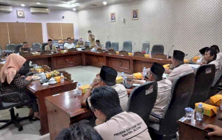 Komisi I DPRD Sumsel saat menerima Presidium Kabupaten Banyuasin Tengah, Senin (17/1). (Dudy Oskandar/rmolsumsel.id)  