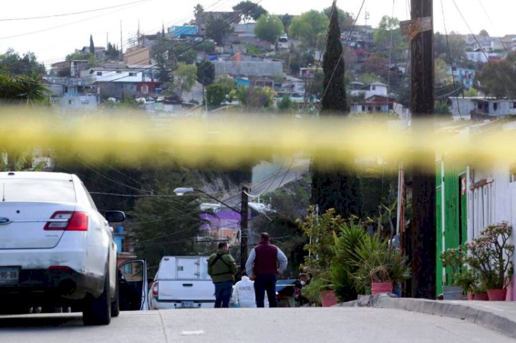 Pihak berwenang bekerja di TKP seorang jurnalis foto Meksiko Margarito Martinez Esquivel terbunuh di depan rumahnya, di Tijuana, Meksiko, Senin (17/1) waktu setempat. (Reuters/rmolsumsel.id)