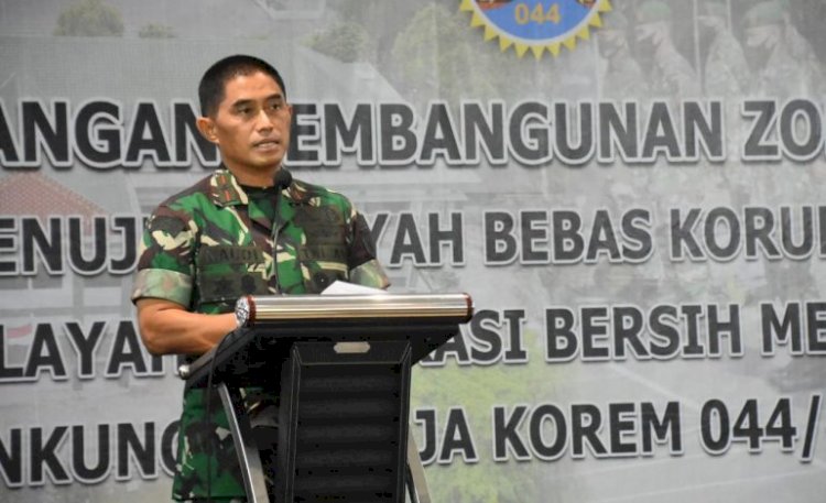 Danrem 044/Gapo Brigjen Moh. Naudi Nurdika saat memimpin Pencanangan Zona Integritas dan Penandatanganan Pakta Integritas Menuju Wilayah Bebas Korupsi (WBK) Wilayah Birokrasi Bersih dan Melayani (WBBM) Lingkungan Kerja Korem 044/Gapo, Selasa (18/1). (Penrem 044/Gapo/rmolsumsel.id)