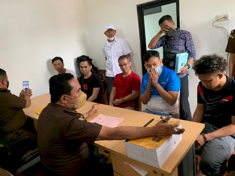 Kelima narapidana yang terlibat penganiayaan terhadap WNA asal Malaysia saat diserahkan penyidik Mabes Polri ke Kejari Muba. (ist/Rmolsumsel.id). 