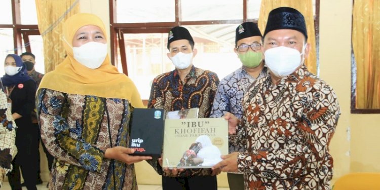 Khofifah usai memberikan Kuliah Umum bagi mahasiswa Magister (S2) IAIN Madura Pamekasan, Selasa siang (18/1). (ist/rmolsumsel.id)