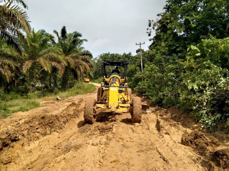 Petugas dan alat berat dari PUPR Muba terus melakukan perbaikan jalan di Kecamatan Jirak Jaya yang rusak. (Ist/rmolsumsel.id)