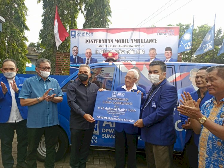 Anggota DPR RI Hafisz Tohir (HT) saat menyerahkan satu unit ambulans ke DPW PAN Sumsel, Selasa (18/1). (ist/rmolsumsel.id). 