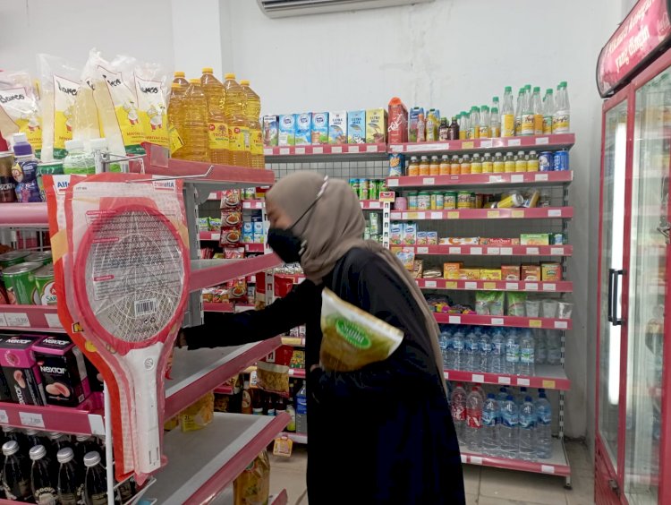 Salah satu konsumen tengah membeli minyak goreng kemasan 2 liter di salah satu gerai minimarket. (Mita Rosnita/Rmolsumsel.id). 