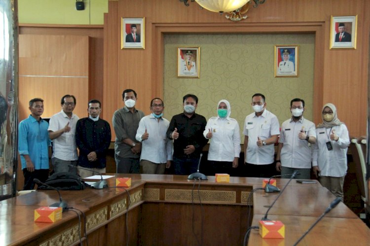 Foto bersama komunitas PPS Palembang dengan Wakil Wali Kota Palembang beserta jajarannya. (Isitmewa/rmolsumsel.id)