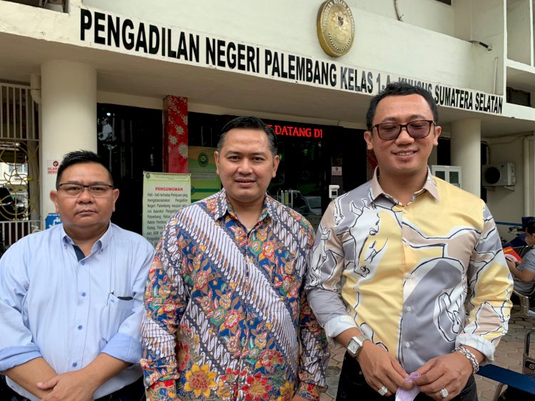 Kuasa hukum Ahmad Nasuhi saat menyerahkan memori banding. (Yosep Indra Praja/Rmolsumsel.id). 