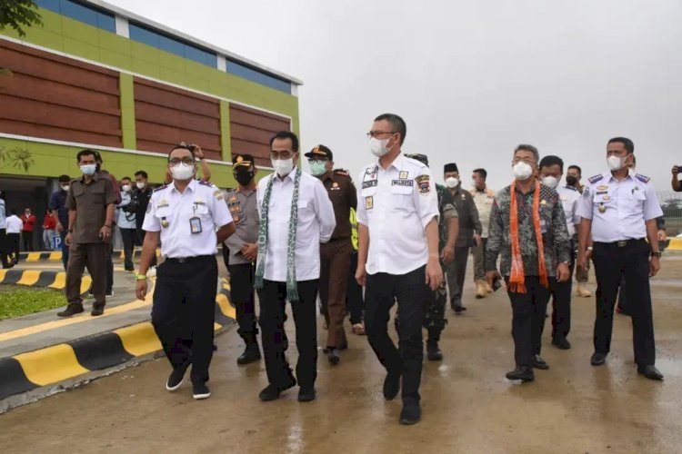 Menhub Budi Karya Sumadi didampingi Wali Kota Pagar Alam Alpian Maskoni saat meninjau fasilitas Bandara Atung Bungsu, Rabu (19/1). (Humas Kota Pagar Alam/rmolsumsel.id)