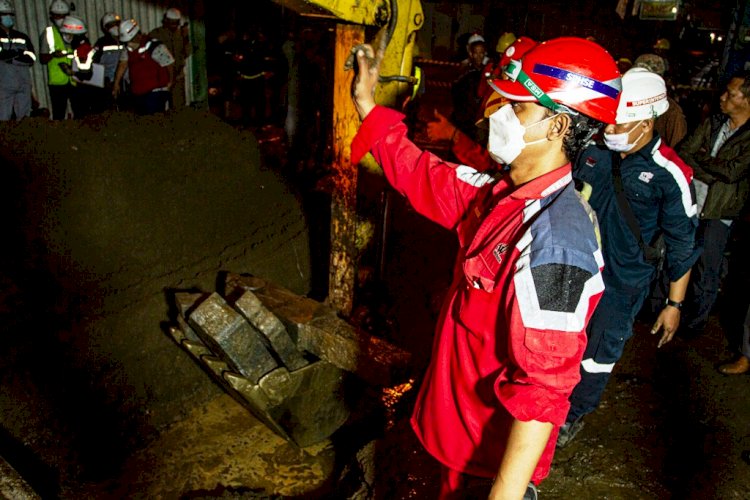 Pekerja penggalian saluran IPAL Palembang mengangkat kembali nisan kuno yang ditemukan di kawasan Pasar 16 Ilir, Senin malam (17/1). (Humaidy Kenedy/rmolsumsel.id)