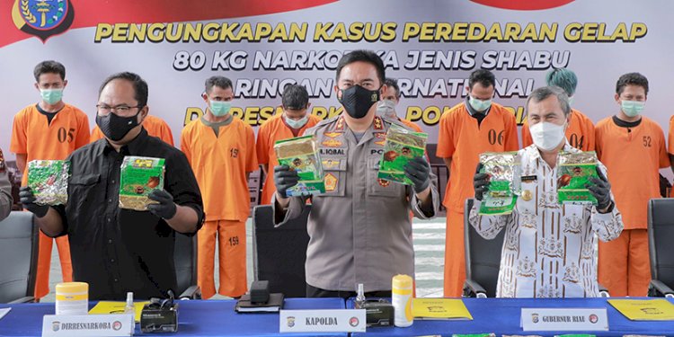 Kapolda Riau Irjen Mohammad Iqbal didampingi Direktur Narkoba Kombes Yos Guntur Yudi bersama FKPD Riau dalam keterangan pers pengungkapan 80 Kg sabu-sabu. (Ist/Rmolsumsel.id). 
