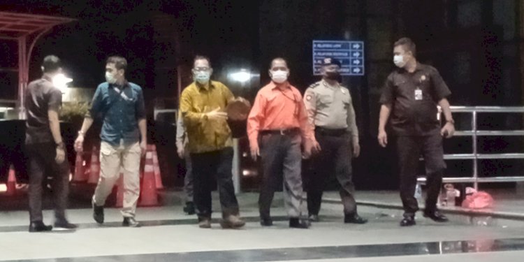 Hakim Pengadilan Negeri (PN) Surabaya, Itong Isnaeni Hidayat bersama Panitera Pengganti, M. Hamdan dan seorang pengacara digelandang ke Gedung KPK, Jakarta. (RMOL/Rmolsumsel.id)