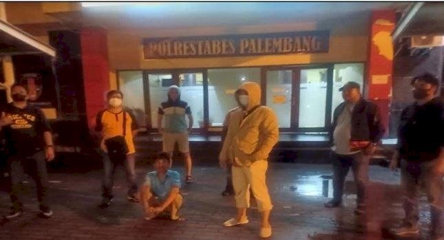 Tersangka Dodi saat ditangkap oleh Polrestabes Palembang. (Istimewa/rmolsumsel.id)
