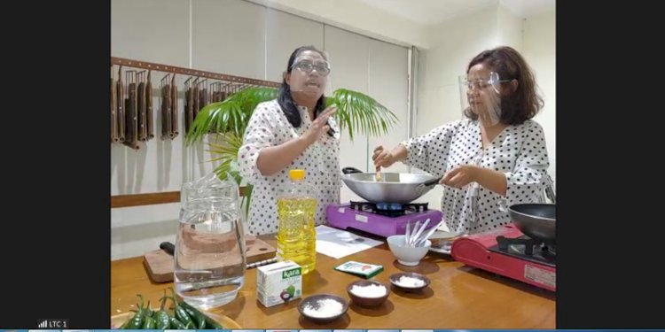 Salah satu program mahasiswa asing yang mengikuti kegiatan PIBBI ACICIS sesi pertama Universitas Kristen Satya Wacana (UKSW) adalah memasak, Kamis (20/1).  (ist/rmolsumsel.id)