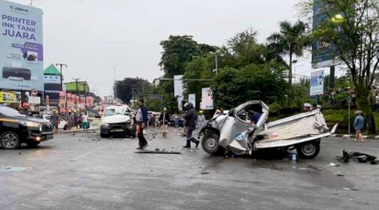 Kecelakaan truk kontainer di Balikpapan akibat rem blong. (Istimewa/rmolsumsel.id)