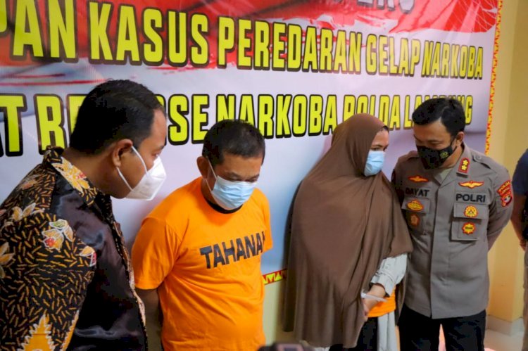 Dua tersangka yang diamankan polisi. (ist/rmolsumsel.id)
