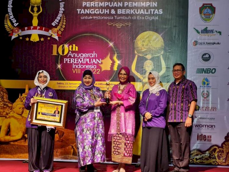 Ketua DPRD Sumatera Selatan (Sumsel), Hj RA Anita Noeringhati SH MH meraih anugerah Perempuan Indonesia (API) VIII tahun 2022/ist