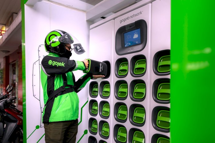 Seorang driver Gojek sedang menukar baterai sepeda motornya di salah satu outlet Gogoro di Jakarta. (Ist/rmolsumsel.id)