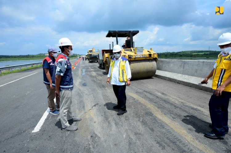 Menteri PUPR Basuki Hadimuljono saat meninjau kerusakan jalan di ruas Tol Trans Sumatera. (ist/rmolsumsel.id)