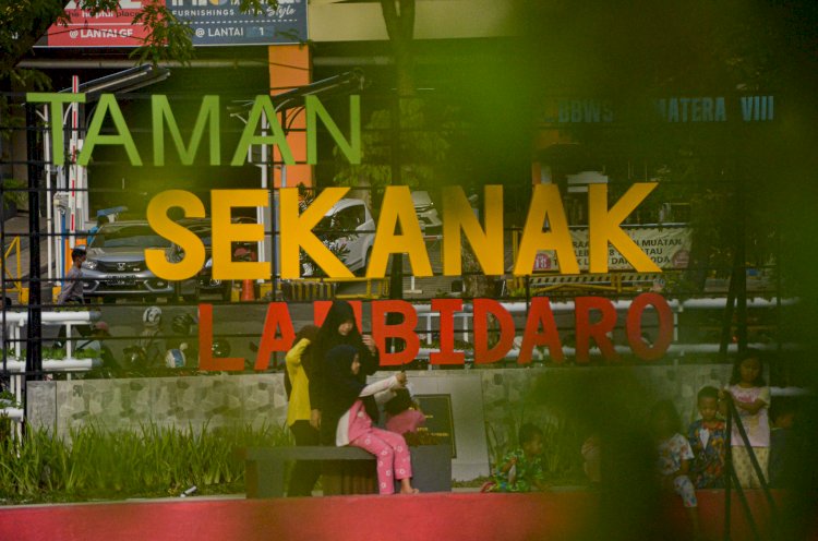 Sejumlah pengunjung berswa foto di Taman Sekanak Lambidaro. (humaidy kenedy/rmolsumsel.id) 