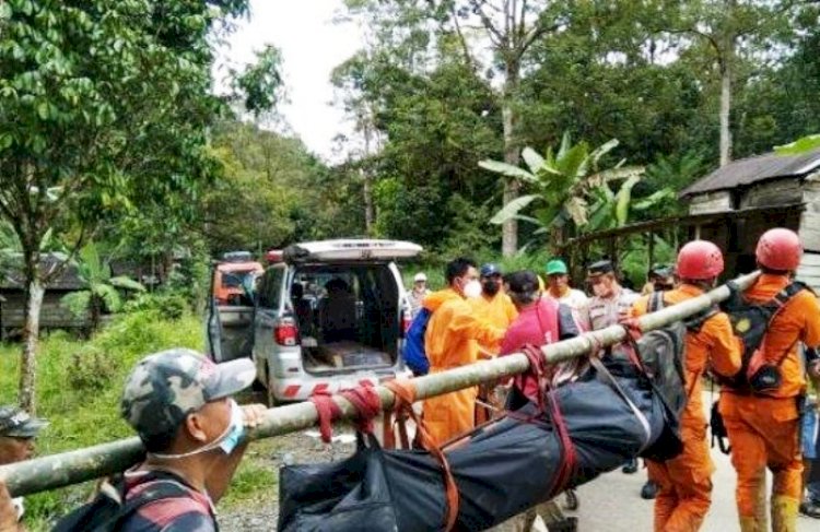 Tim SAR gabungan mengevakuasi jenazah Alian yang tertimbun longsor di Desa Tanjung Sakti. (Ist/rmolsumsel.id)