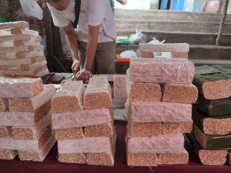 Pedagang tahu dan tempe di Pasar Tradisional mulai mengeluh lantaran harga kedelai yang makin mahal. (Mita Rosnita/Rmolsumsel.id). 