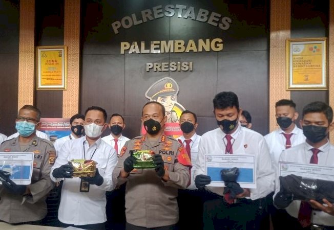 Kapolrestabes Palembang, Kombes Pol Mokhamad Ngajib didampingi Kasat Narkoba Polrestabes Palembang, Kompol Mario Ivanry (kiri) saat gelar perkara di Mapolrestabes Palembang, Senin (24/1). (Istimewa/rmolsumsel.id)