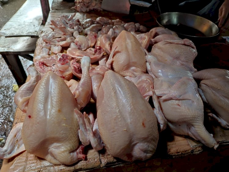 Daging ayam yang dijual di Pasar Palimo, Palembang. (Mita Rosnita/rmolsumsel.id)
