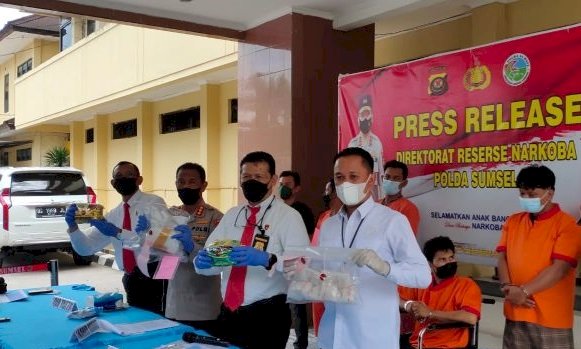 Press release ungkap kasus narkoba yang dilakukan jajaran Polda Sumsel. (ist/rmolsumsel.id)
