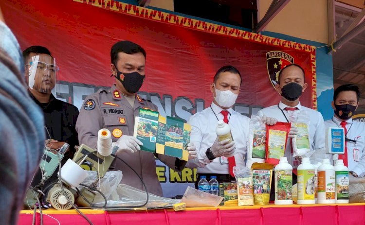 Ekspose kasus penggrebekan pabrik pupuk ilegal oleh Polda Lampung. (ist/rmolsumsel.id)