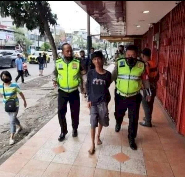 Pelaku saat diamankan pihak kepolisian. (Ist/Rmolsumsel.id). 