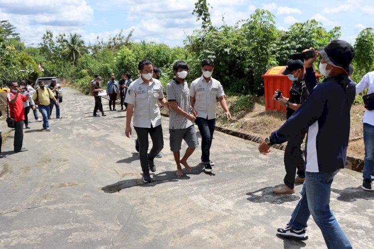 Polres OKU saat menggelar rekontruksi yang menghadirkan langsung tersangka Otori Effendi. (Istimewa/rmolsumsel.id)