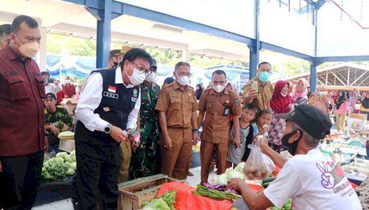 Pj Bupati Muara Enim Nasrun Umar berbincang dengan seorang pedagang usai peresmian Pasar Rakyat Desa Tanjung Kemala, Selasa (25/1). (Diskominfo Muara Enim/rmolsumsel.id)