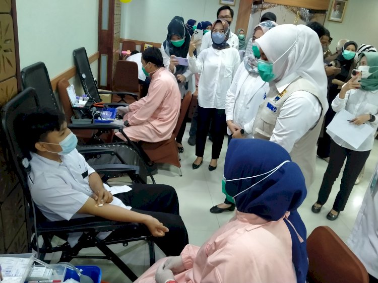 Wakil Wali Kota Palembang, Fitrianti Agustinda saat meninjau kegiatan donor darah. (Humaidy Kennedy/rmolsumsel.id)