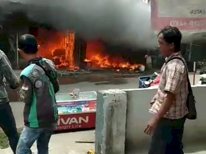Kebakaran yang menghanguskan enam unit ruko di kawasan Simpang Bombat Palembang. (ist/rmolsumsel.id)