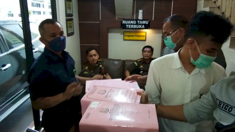 JPU Kejati Sumsel melimpahkan berkas Alex Noerdin dan Muddai Madang besarta dua tersangka lain ke Pengadilan Tipikor Palembang. (Yosep Indra Praja/Emil Sumsel.id). 