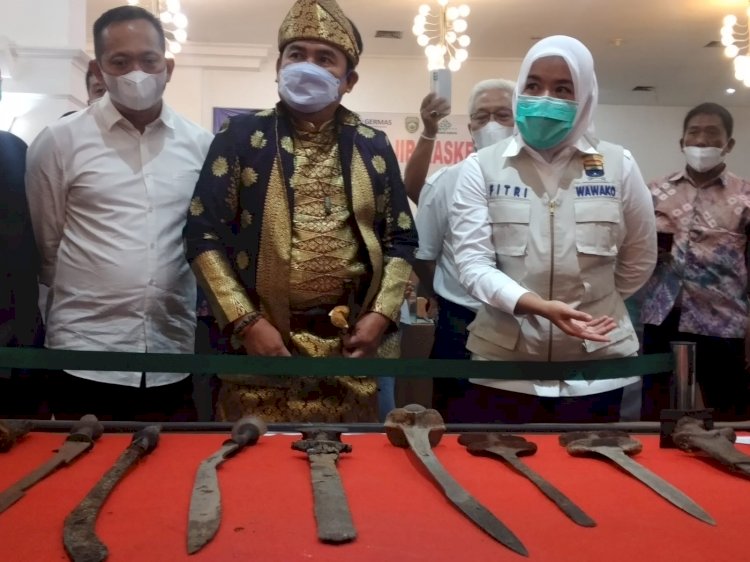 Sejumlah benda pusak dipamerkan dalam acara pelantikan pengurus Perkumpulan Pusaka Palembang Sriwijaya di Hotel Swarnadwipa. (ist/rmolsumsel.id)