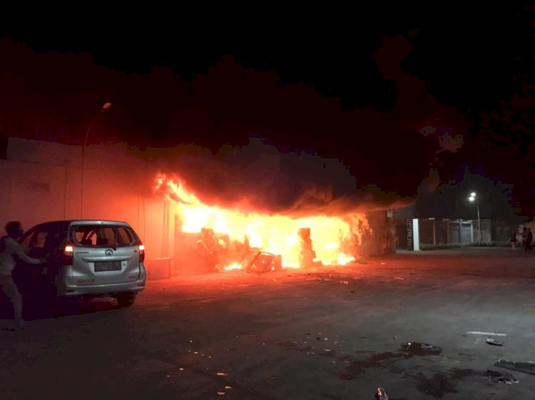 Kondisi tempat hiburan malam yang terbakar akibat bentrok di Sorong, Papua Barat. (Istimewa/rmolsumsel.id)