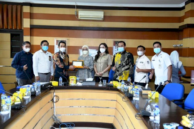 Ketua DPRD Sumsel RA Anita Noeringhati menerima cendera mata dari Pimpinan Cabang BSB Kota Prabumulih Tian Kedaumpu Yamin pada kunjungan kerja, Rabu (26/1). (Ist/rmolsumsel.id)