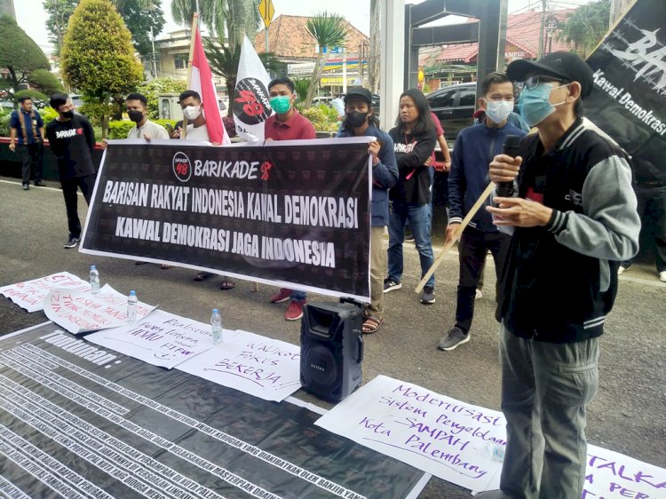 Massa dari Barikade 98 melakukan aksi unjuk rasa menolak perubahan RTRW Palembang, Kamis (27/1). (Humaidy Kenedy/rmolsumsel.id)
