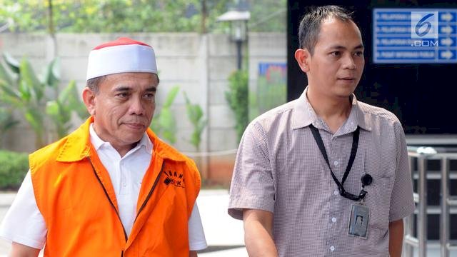 Ketum PNA Irwandi Yusuf memakai rompi orange/net