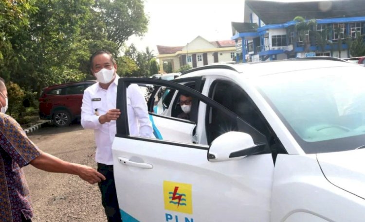 Bupati Lahat Cik Ujang usai test drive mobil listrik, Kamis (27/1). (Diskominfo Lahat/rmolsumsel.id)