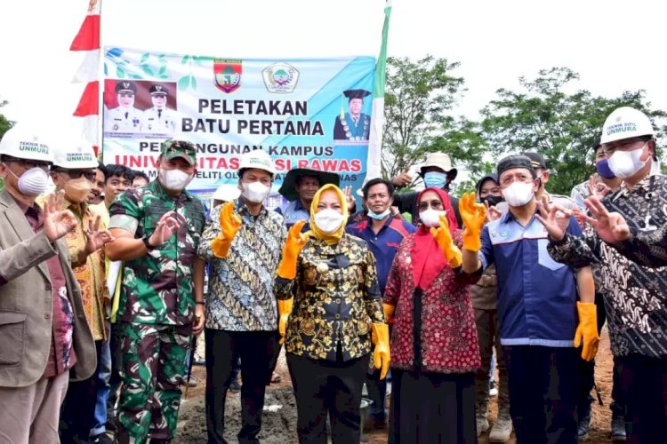 Bupati Musi Rawas Ratna Machmud dan Wakil Bupati Suwarti bersama sejumlah pejabat terkait usai melakukan peletakan batu pertama pembangunan kampus Universitas Musi Rawas, Kamis (27/1). (Diskominfo Musi Rawas/rmolsumsel.id)