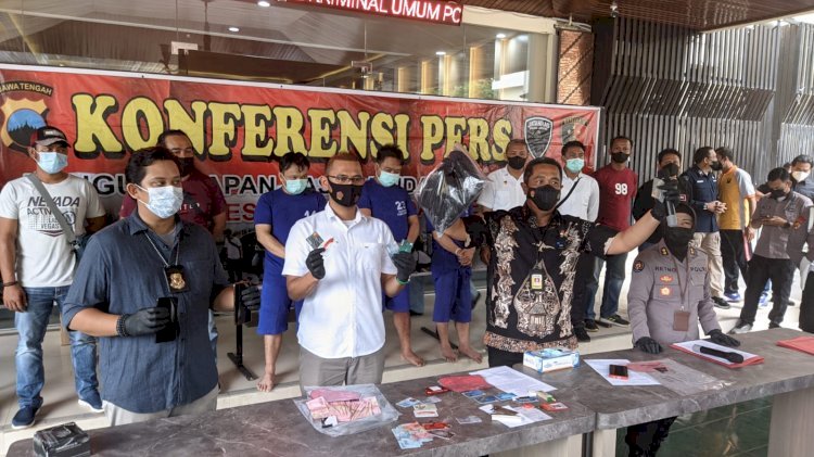 Polda Jateng menggelar konferensi pers terkait penangkapan komplotan ganjal mesin ATM. (Ist/Rmolsumsel.id). 