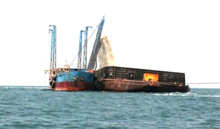 Aktivitas penambangan pasir laut. (Net/rmolsumsel.id)