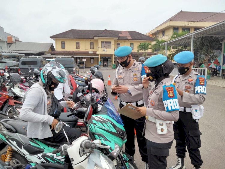 Anggota Propam Polda Sumsel melakukan pemeriksaan kendaraan milik anggota. (Ist/Emol Sumsel.id). 
