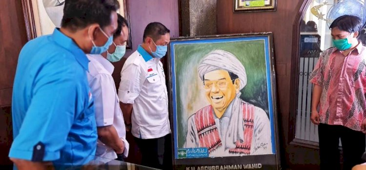 Ketua Umum Partai Gelora Indonesia Ani Matta melihat lukisan cucu pendiri Nahdlatul Ulama KH Abdurrahman Wahid atau akrab disapa Gus Dur. (Ist/rmolsumsel.id)