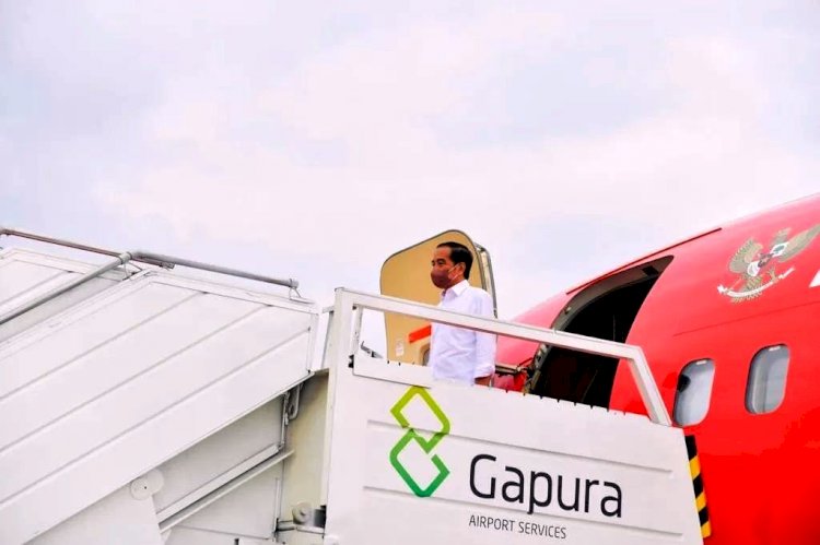 Presiden Joko Widodo sesaat sebelum lepas landas menuju Sumatera Utara dari Bandara Internasional Soekarno-Hatta, Rabu (2/2). (BPMI Setpres/rmolsumsel.id)