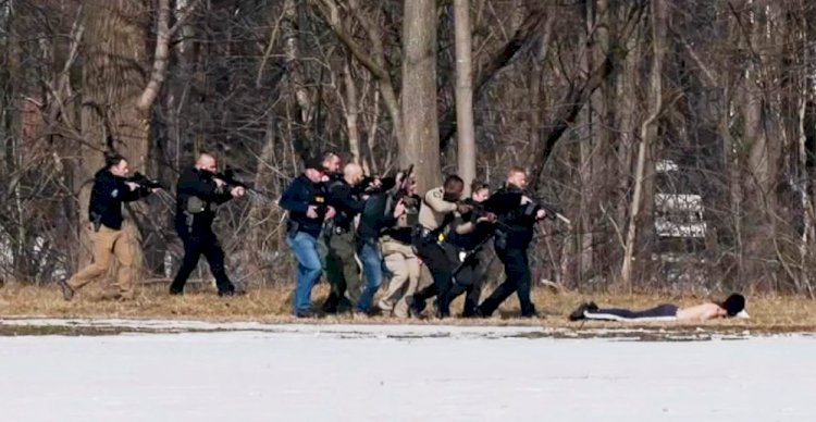 Petugas kepolisian Virginia saat membekuk tersangka penembakan yang menewaskan dua petugas keamanan di Bridgewater College, Virginia, Amerika Serikat, Selasa sore (1/2) waktu setempat. (Daily News Report/rmolsumsel.id)