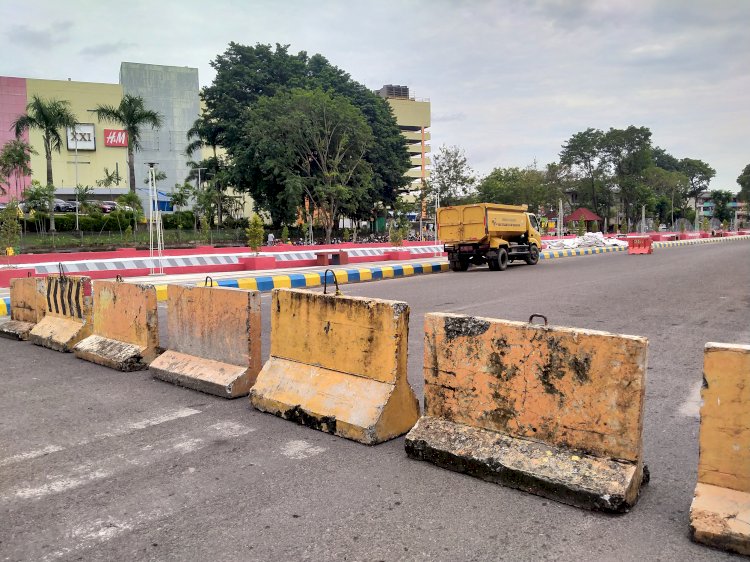 Pemasangan pembatas jalan sebagai persiapan Festival Sekanak Lambidaro. (Humaidy Kennedy/rmolsumsel.id)