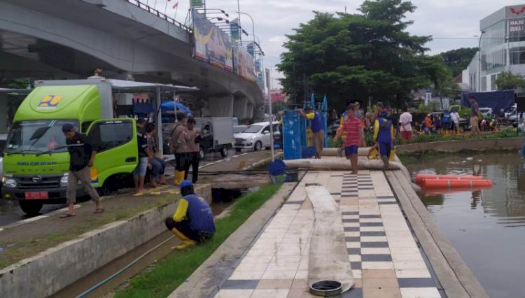 Mobil pompa yang dikerahkan untuk mengatasi persoalan banjir di Palembang