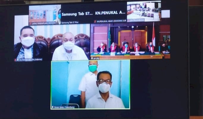Mantan Gubernur Sumsel Alex Noerdin dan Muddai Madang menjalani sidang perdana kasus dugaan Tipikor PDPDE Gas dan dana hibah Masjid Sriwijaya. (Yosep Indra Praja/Rmolsumsel.id). 